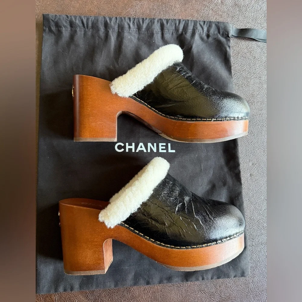 🖤CHANEL🖤Shearling Crinkled Leather Clogs